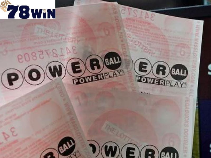  Powerball có hai bộ trống riêng biệt chứa bóng trắng và trống bóng đỏ